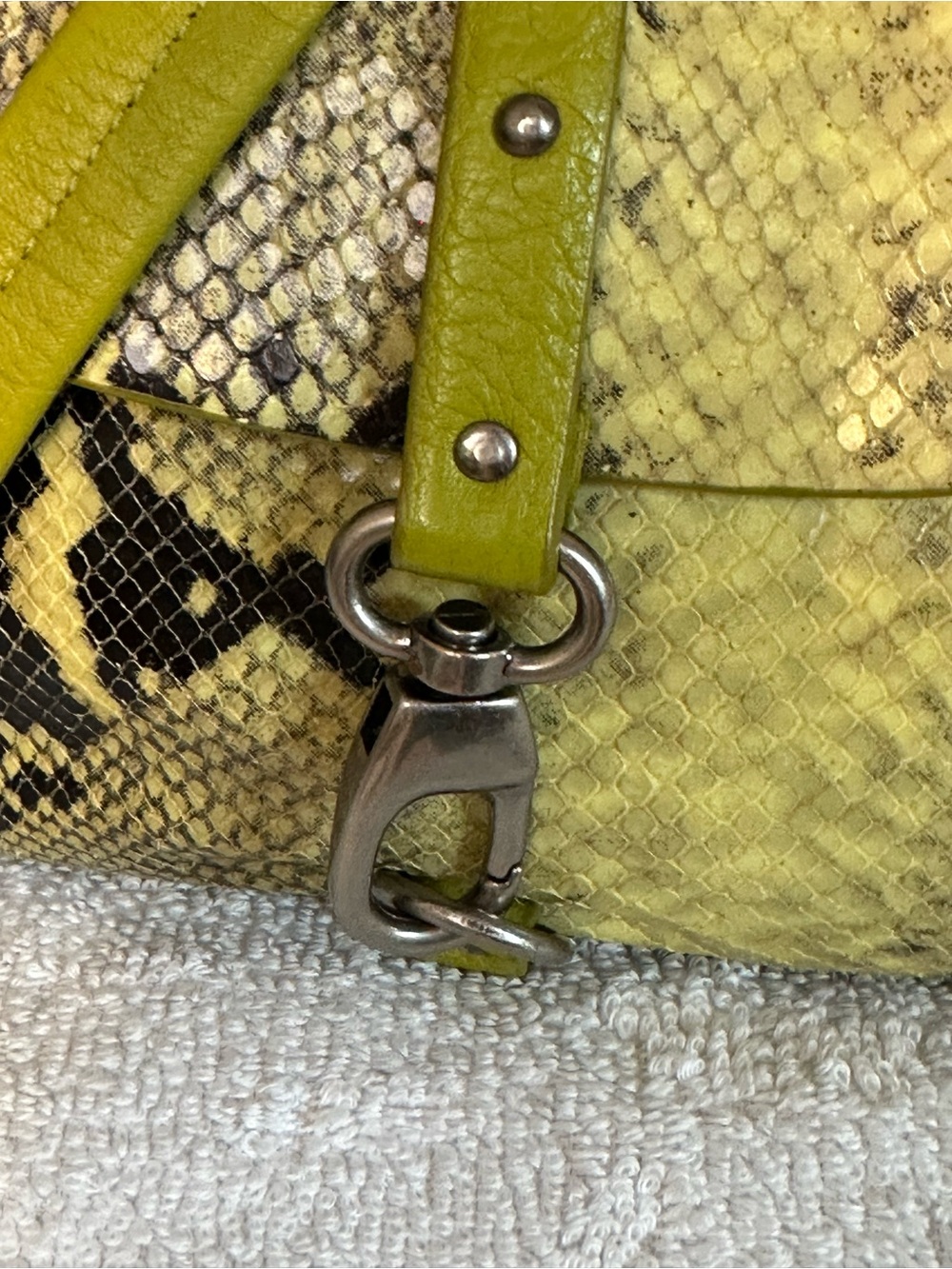 Cynthia Rowley Snake-Print Shoulder Bag with lime green with Chain Detail - Picture 3 of 11
